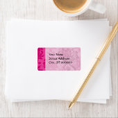 Étiquette rose chaud sur rose chic damask motif (En situation)