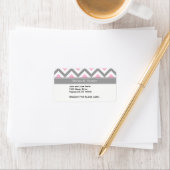 Étiquette Rose Dk Gris Blanc LG Chevron Gris Nom Monogramme (En situation)