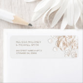 Étiquette Roses en papier d'ivoire découpées Mariage minimal (En situation)