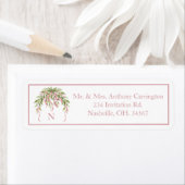 Étiquette Rubans rose Monogramme Floral Elegant Adresse de r (En situation)