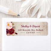 Étiquette Russe Woodgrain Look Burgundy Blush Floral (En situation)