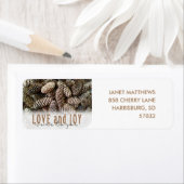 Étiquette Rustic Holiday Love and Joy Pine Cone (En situation)
