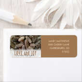 Étiquette Rustic Holiday Love and Joy Pine Cone (En situation)