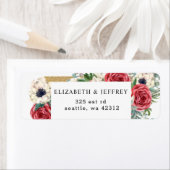 Étiquette Rustique Elegant Rouge et or Floral Blanc Mariage (En situation)