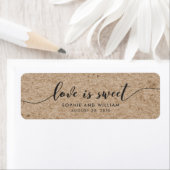 Étiquette Rustique Faux Kraft L'amour est doux mariage Faveu (En situation)