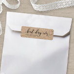 Étiquette Rustique Faux Kraft Meilleur Jour De Mariage Jamai<br><div class="desc">Cet élégant étiquette de mariage rustique présente les mots "meilleur jour jamais" en écriture gris foncé contre un kraft comme arrière - plan motif. C'est génial pour étiqueter vos cadeaux de faveur de mariage. Il est facile de personnaliser ; il suffit de remplacer le texte de l'espace réservé pour ajouter...</div>