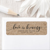 Étiquette Rustique Faux Kraft Script L'amour est en train de (En situation)