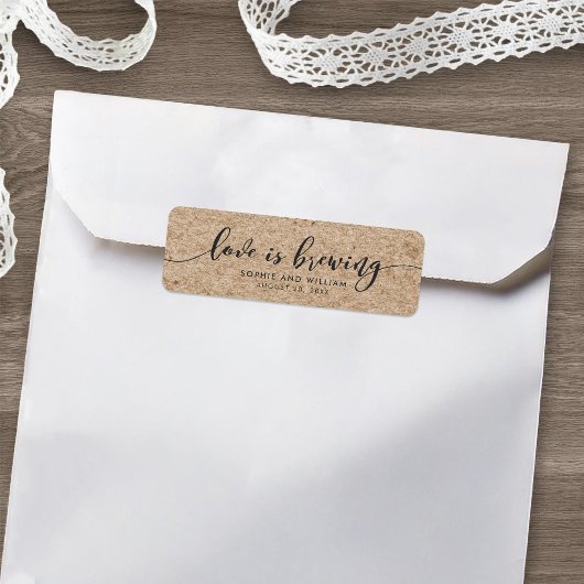 Étiquette Rustique Faux Kraft Script L'amour est en train de