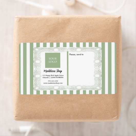 Étiquette Sage Green Stripes & Curly Frame & Logo (En situation)