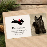 Étiquette Scottie Dog Christmas Red Bow Adresse de retour<br><div class="desc">Ajoutez un peu de charme fantaisiste à la saison des fêtes avec ces mignons étiquettes de adresse personnalisés. Ce design élégant comprend votre propre photo préférée et une illustration de style vintage d'un chien écossais Terrier portant un arc festif. Couleurs : rouge,  noir et blanc cassé.</div>