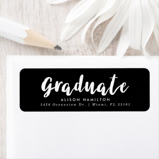 Étiquette Script de brosse moderne noir & blanc Graduation (En situation)