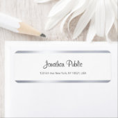 Étiquette Script manuscrit moderne Silver White Chic Simple (En situation)