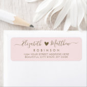 Étiquette Script moderne Blush Gold Mariage Adresse de retou (En situation)