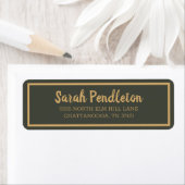 Étiquette Script moderne Olive Green Gold Brush (En situation)