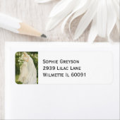 Étiquette Serenity in Ivory: A Bride in a Garden Reverie (En situation)