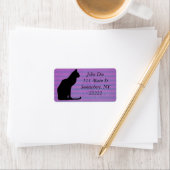 Étiquette Silhouette de chat noir sur bandes violettes (En situation)