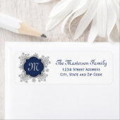 Étiquette Silver Snowflake Blue Monogram Quatrefoil (En situation)