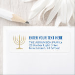 Étiquette Simple 7 bougies Menorah Gold & Blue Adresse de re<br><div class="desc">Ajoutez la touche finale parfaite aux cartes, invitations et autres correspondances avec ces élégantes étiquettes d'adresses de retour blanc, or et bleu. L'or est imprimé en couleur non métallique, pas en papier. Tout le texte peut être facilement customisé avec n'importe quel message d'accueil, nom et adresse. Design dispose d'une simple...</div>