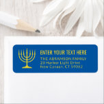 Étiquette Simple 7 bougies Menorah Gold & Blue Adresse de re<br><div class="desc">Ajoutez la touche finale parfaite aux cartes, invitations et autres correspondances avec ces élégantes étiquettes d'adresses de retour bleu et or. L'or est imprimé en couleur non métallique, pas en papier. Tout le texte peut être facilement customisé avec n'importe quel message d'accueil, nom et adresse. Design dispose d'une simple menorah...</div>