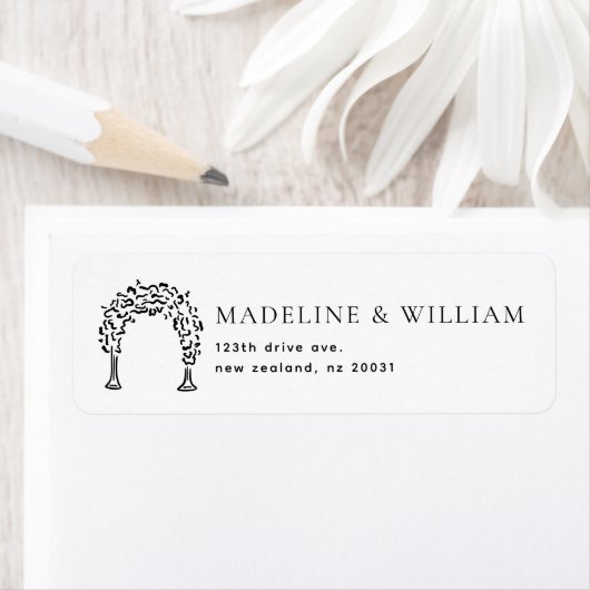 Étiquette Simple Adresse de Retour de Mariage avec Arche Flo (En situation)