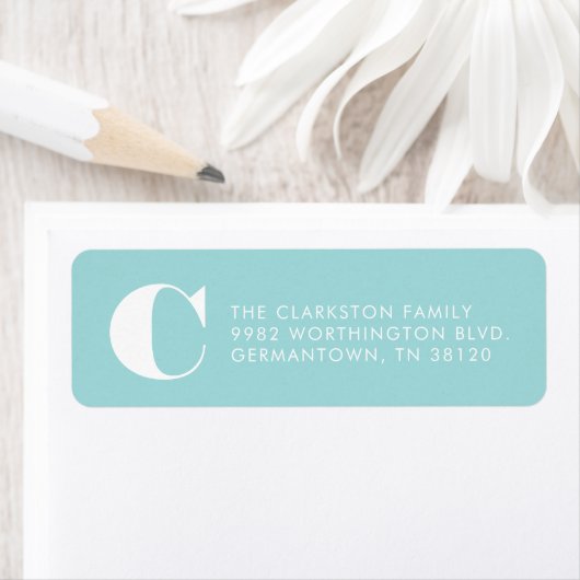Étiquette Simple initial light blue monogram return address (En situation)