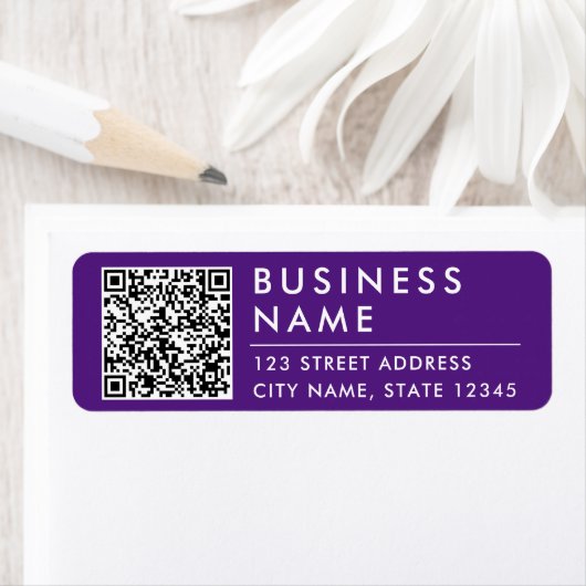 Étiquette Simple Moderne Purple Entreprise Business Web QR C (En situation)