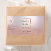 Étiquette Simple typographie rose or logo cosmétique (En situation)