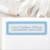 Étiquette Sky Blue Chevron Stripes Mariage moderne (En situation)