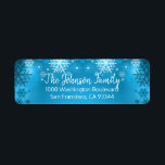 Étiquette SNOWFLAKE Holiday Christmas Blue Return Adresse<br><div class="desc">Étiquettes de retour élégant et élégant pour Noël (Noël) Cartes de voeux de Noël (Noël). Flammes de neige en bleu turquoise blanc avec bannière parties scintillant. Lettres modernes pour le nom et l'adresse de famille. La couleur et la police de la lettre peuvent être modifiées. La couleur Arrière - plan...</div>