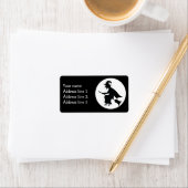 Étiquette Sorcière d'Halloween volant sur la silhouette de c (En situation)