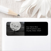 Étiquette Spooky Ravens Flying Against the Full Moon (En situation)