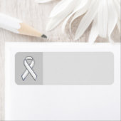 Étiquette Style Chrome White Ribbon Sensibilisation (En situation)