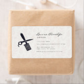 Étiquette Stylo cheveux rose avec salon ciseau blanc (En situation)