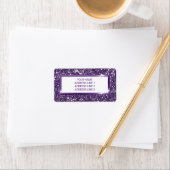 Étiquette Texture de scintillement violet faux avec texte pe (En situation)