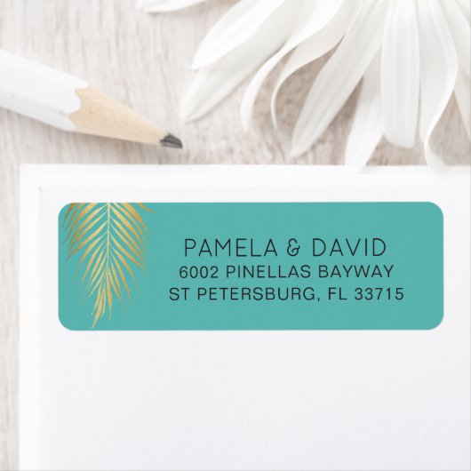 Étiquette Tropical Gold Palm Frond sur Caribbean Blue (En situation)