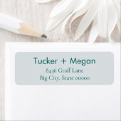 Étiquette Turquoise minimaliste sur le nom bleu et l'adresse (En situation)