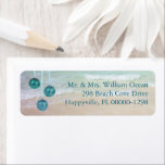 Étiquette Turquoise Ocean Tropical Christmas Adresse de reto<br><div class="desc">Retourner les étiquettes d'adresse avec un thème de Noël tropical. Eau de mer et sable de plage image arrière - plan avec des ornements de boules suspendues de couleur assez turquoise. Le texte imprimé est aligné à droite. Imprimez trois ou quatre lignes de nom et d'adresse. Retirez les ornements si...</div>