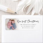 Étiquette Twin Baby 1st Christmas Photo Name Retour Adresse<br><div class="desc">Twin Baby 1st Christmas Photo Name Return Address. Grand ajout à vos mailings festifs célébrant ce 1er Noël spécial avec vos jumeaux! Un script set ludique pour Notre premier Noël et le reste du texte est facile à personnaliser. Remplacez l'exemple de photo par le vôtre. Un calque de superposition de...</div>