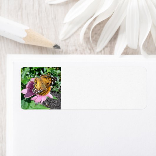 Étiquette Un papillon monarque sur une fleur (En situation)