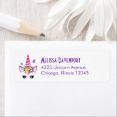 Étiquette Unicorne tendance avec fleurs et papillons (En situation)