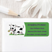 Étiquette Vache mignonne en vert dessin animé sur le terrain (En situation)