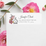 Étiquette Vintage Alice au pays des merveilles Rabbit & Flor<br><div class="desc">Magnifiquement conçu vintage Alice dans étiquette de adresse Wonderland. Parfait pour les amoureux d'Alice au pays des merveilles. Comprend un mélange de nos propres fleurs et de nos oeuvres d'art d'origine dessinées à la main. Nous avons méticuleusement restauré l'iconique Alice in Wonderland illustrations de lapins vintages en les dessinant à...</div>