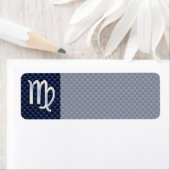 Étiquette Virgo Zodiac Sign on Navy Blue Carbon Fiber Print (En situation)