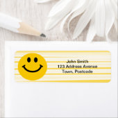 Étiquette Visage sur rayures jaune soleil (En situation)