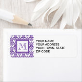 Étiquette Votre Monogramme, couleur pourpre foncé Damask Mod (En situation)