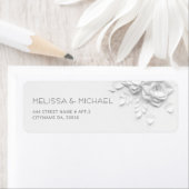 Étiquette White Paper Cut Roses Minimalist Wedding (En situation)