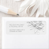 Étiquette White Paper Cut Roses Minimalist Wedding (En situation)