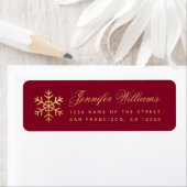 Étiquette Winter Faux Gold Snowflake Elegant Script Burgundy (En situation)