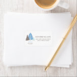 Étiquette Winter Holiday Blue Christmas Tree Retourner l'adr<br><div class="desc">Ce design gai présente de jolis arbres de Noël d'hiver dans des couleurs neutres de brun et de bleu avec les mots "Joyeuses Fêtes" écrit ci-dessous> Personnalisez avec votre nom et adresse. C'est la touche parfaite à ajouter à vos enveloppes de cartes de Noël annuelles.</div>
