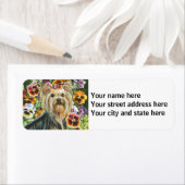 Étiquette Yorkshire Terrier avec Pansies (En situation)